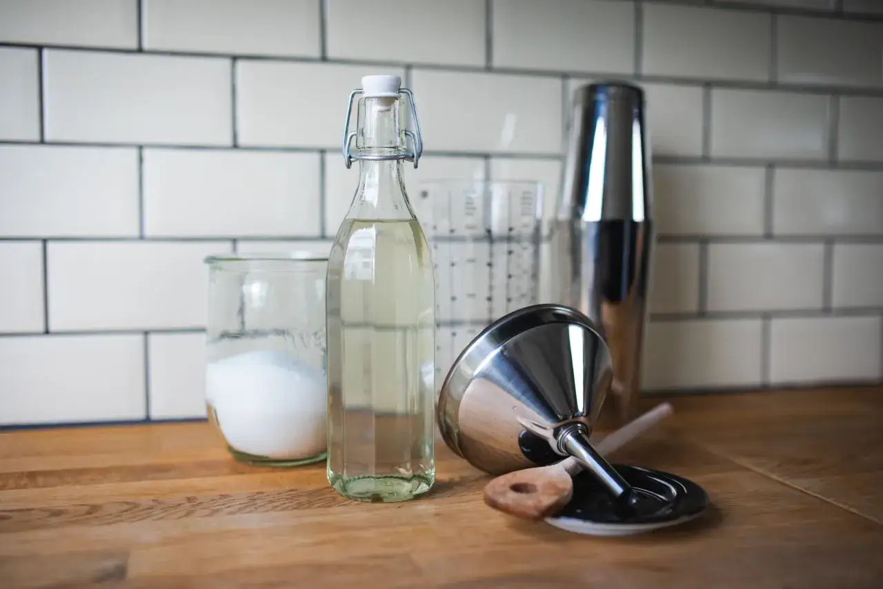 Zutaten für Cocktails: Zucker, Sirup in Flasche, Shaker, Messbecher und Trichter. Was ist Zuckersirup? Süße für Drinks.