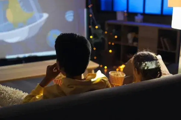 osoba oglądająca film w kinie skupiona