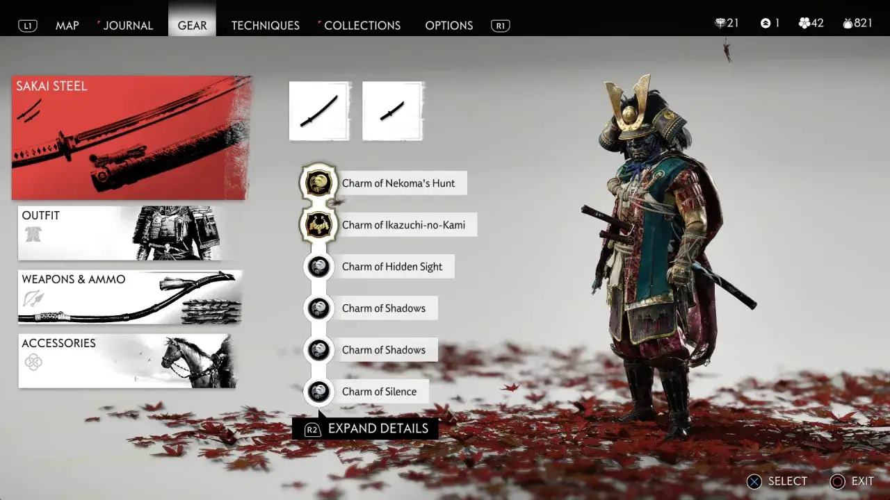 Ghost of Tsushima: Nowa Gra Plus. Samuraj w zbroi, menu ekwipunku z dostępnymi talizmanami i bronią.