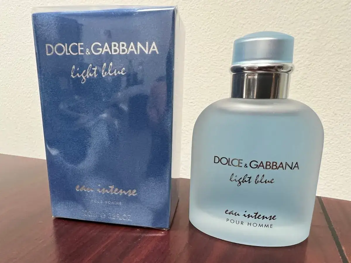 Dolce & Gabbana Light Blue Eau Intense Pour Homme 100ml. Elegancki, błękitny flakon i pudełko.