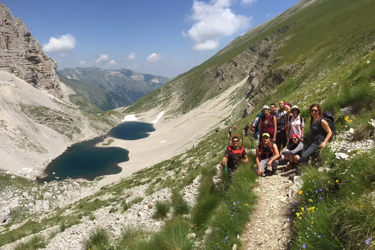 Escursione ai Monti Sibillini: un gruppo di escursionisti ammira i laghi glaciali e i panorami mozzafiato. Cosa vedere in questo paradiso naturale.