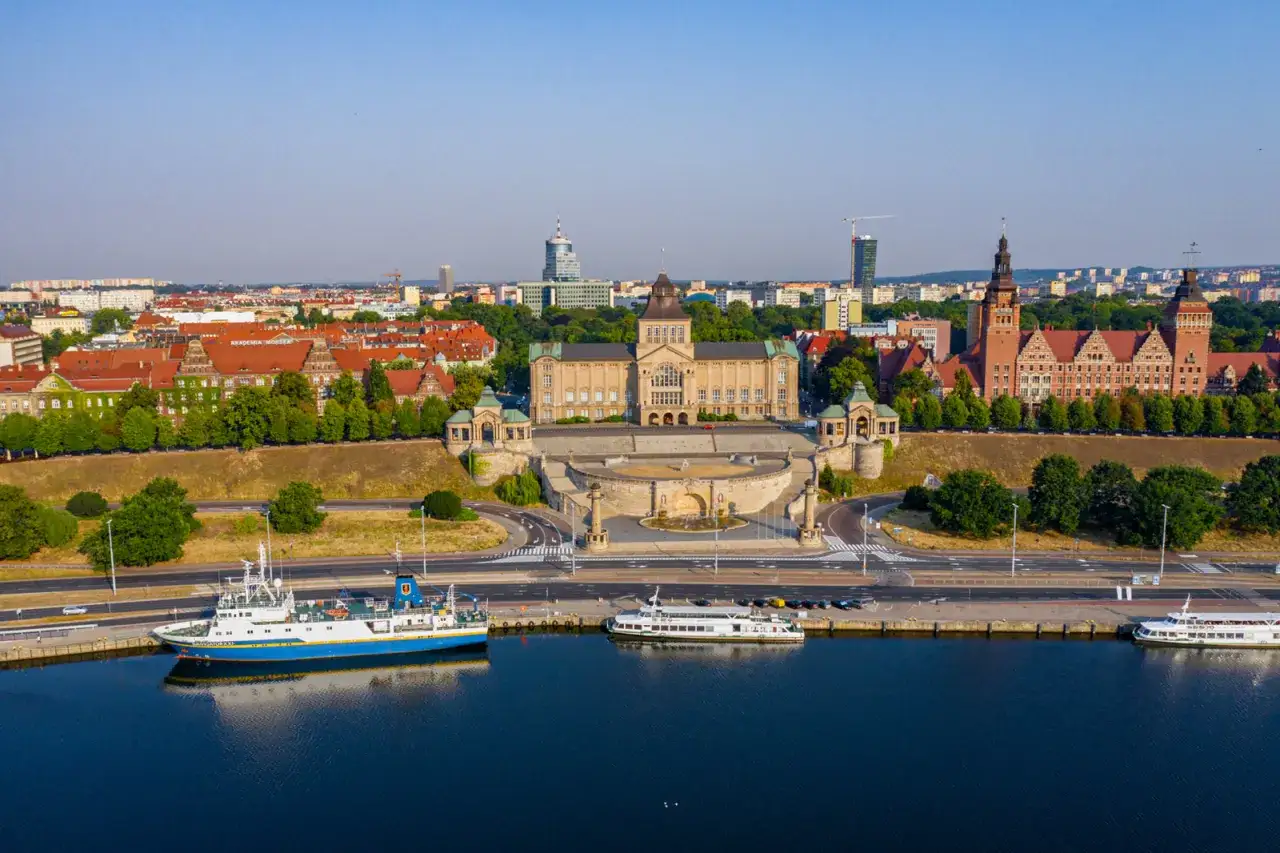 Szczecin co warto zobaczyć: imponujący Zamek Książąt Pomorskich i Wały Chrobrego z widokiem na Odrę i statki.