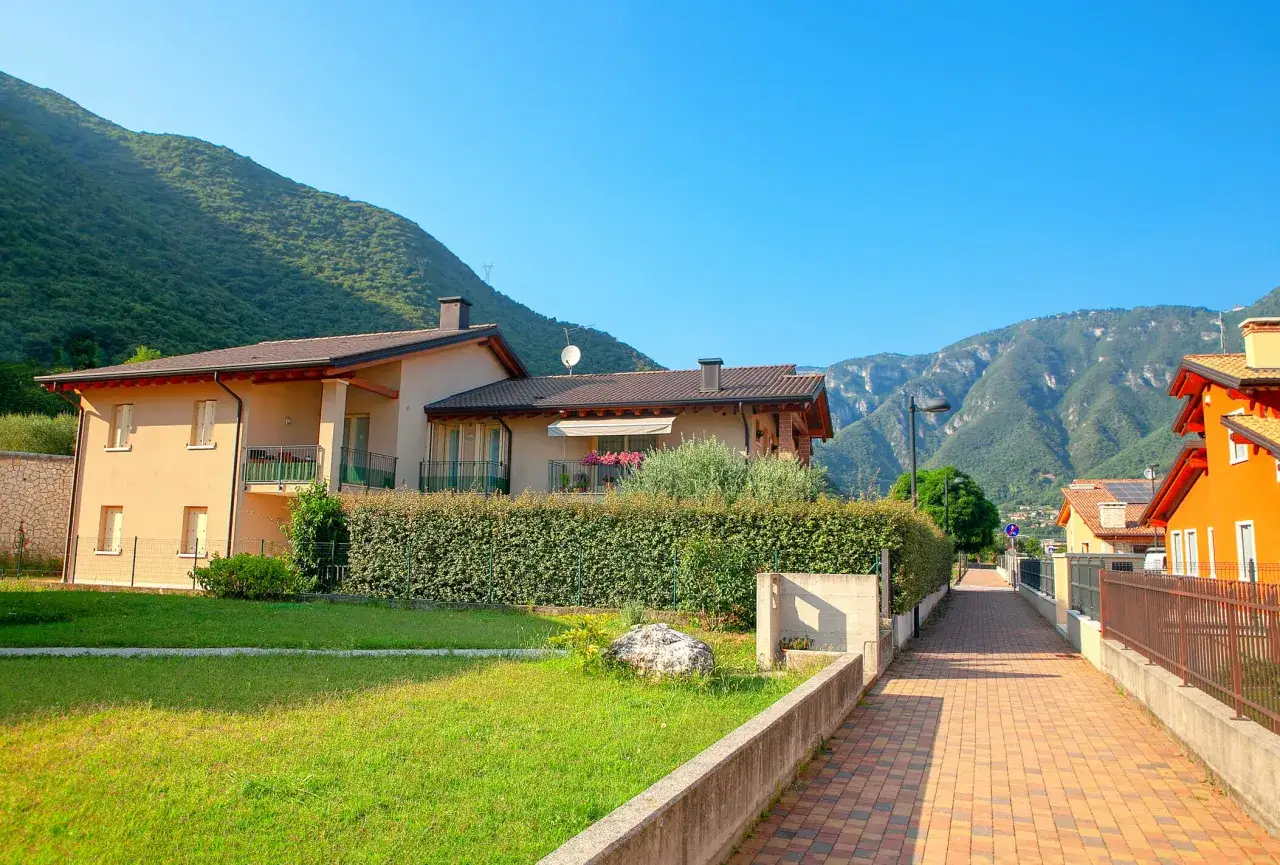 Case con giardino e vista monti, ideali per chi cerca una soluzione con categoria catastale A8.