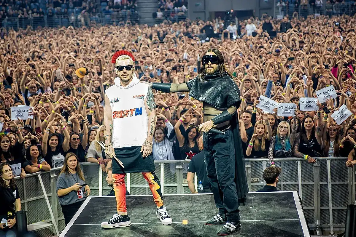 Jared Leto i Shannon Leto z 30 Seconds to Mars na koncercie, tłum krzyczy 