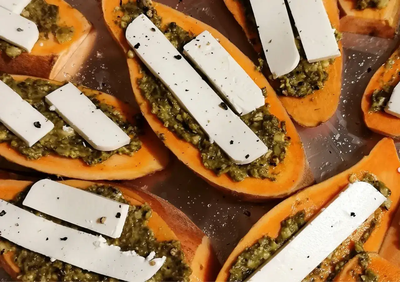 Słodkie ziemniaki z pesto i serem feta – idealna kolacja co zjesc.