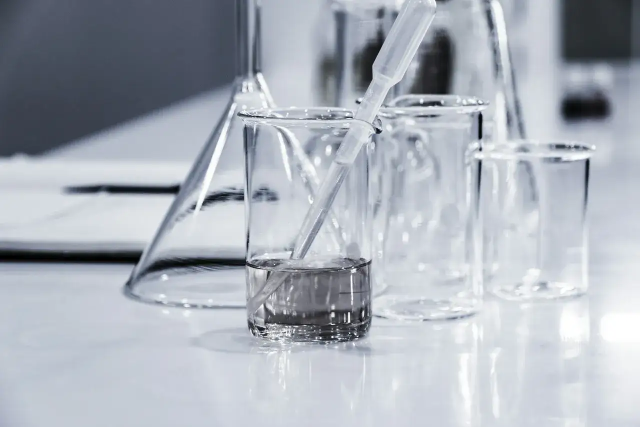 Grafika przedstawiająca r&oacute;żne rozpuszczalniki chemiczne w butelkach