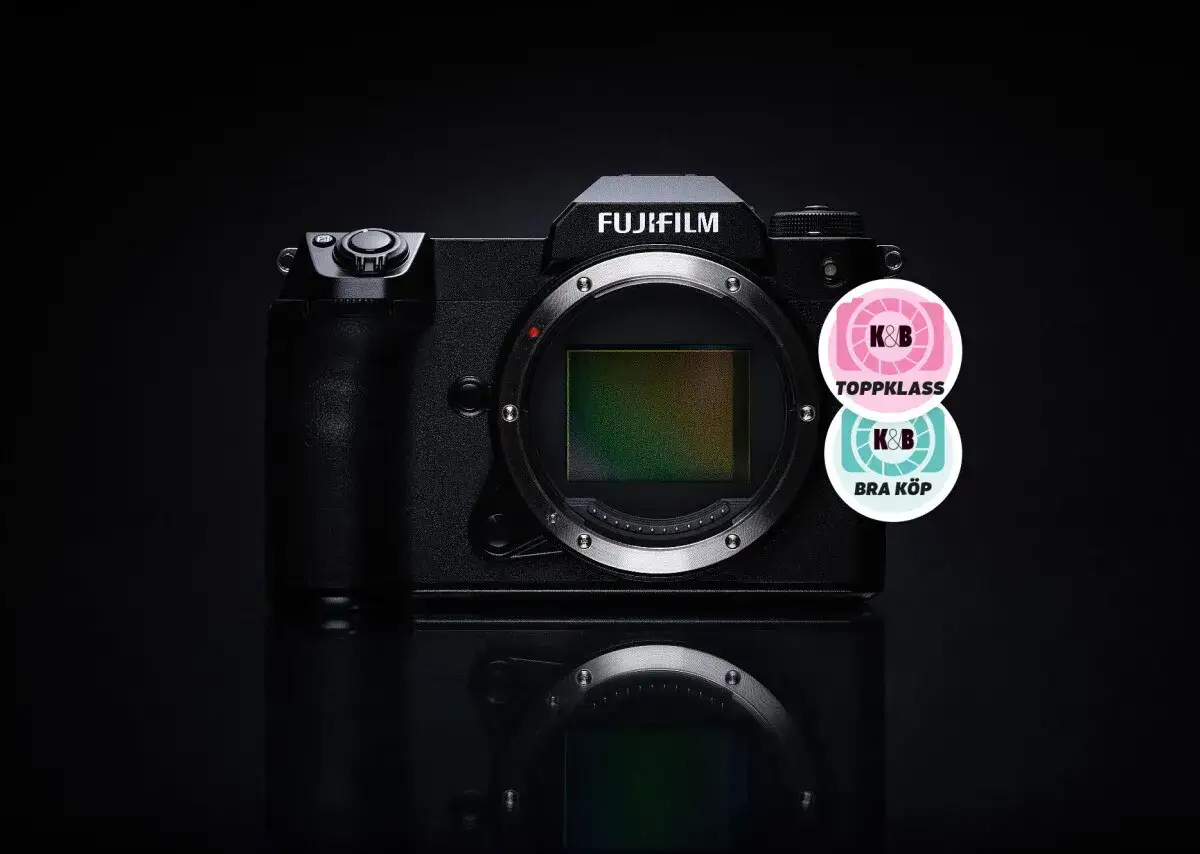 Fujifilm GFX 50S II, en toppklass och bra k&ouml;p-kamera, visas med sin sensor.