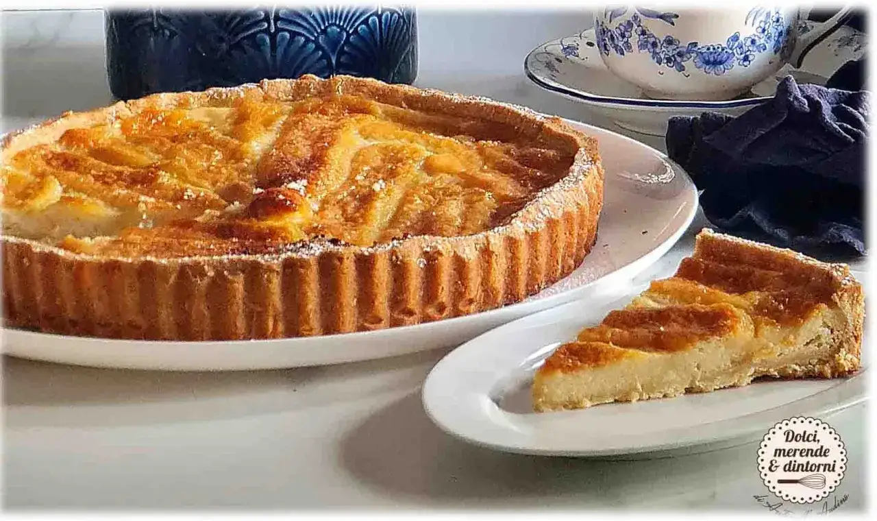Una deliziosa crostata beneventana, con la sua base dorata e il ripieno cremoso, pronta per essere gustata.