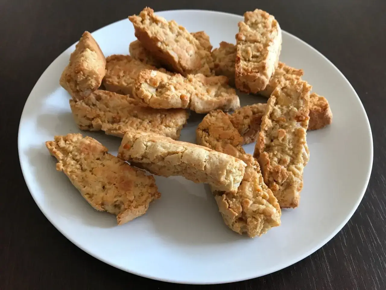 Assiette de cantuccini moelleux, parfaits pour accompagner un caf&eacute;. Une recette facile &agrave; r&eacute;aliser pour un go&ucirc;ter gourmand.