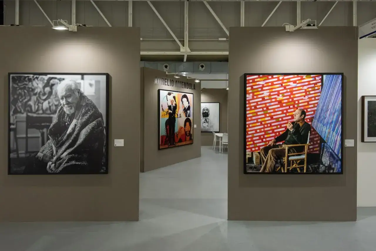 Opere di Aurelio Amendola in mostra, tra ritratti iconici e installazioni vibranti, un'occasione per scoprire le mostre importanti in Italia.