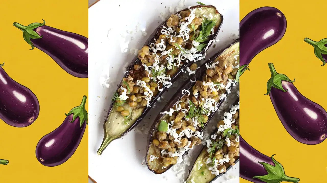 Melanzane ripiene di lenticchie e formaggio, con uno sfondo decorato con melanzane. Un piatto gustoso che celebra la consociazione melanzane.