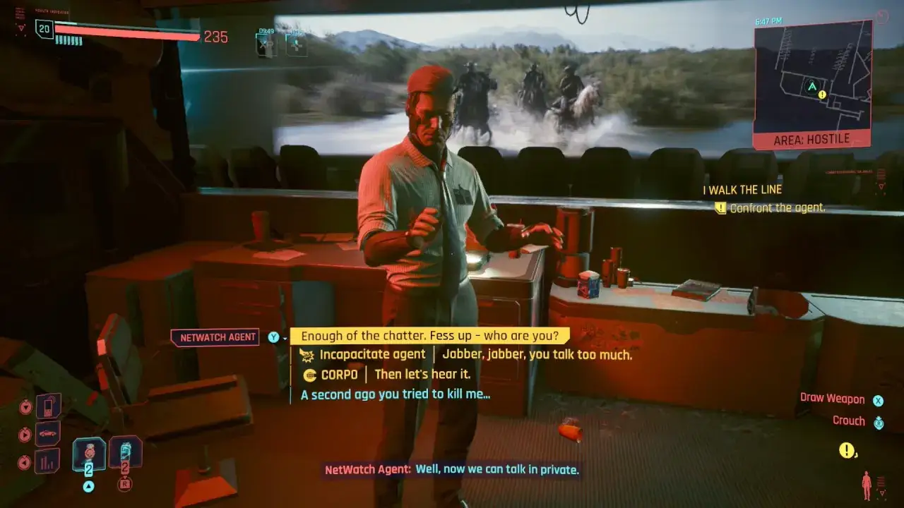 Cyberpunk czynnik ludzki: agent NetWatch konfrontuje podejrzanego w biurze. Na ekranie za nim widać scenę z westernu.