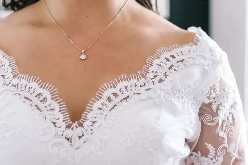 Biżuteria ślubna do dekoltu różne typy