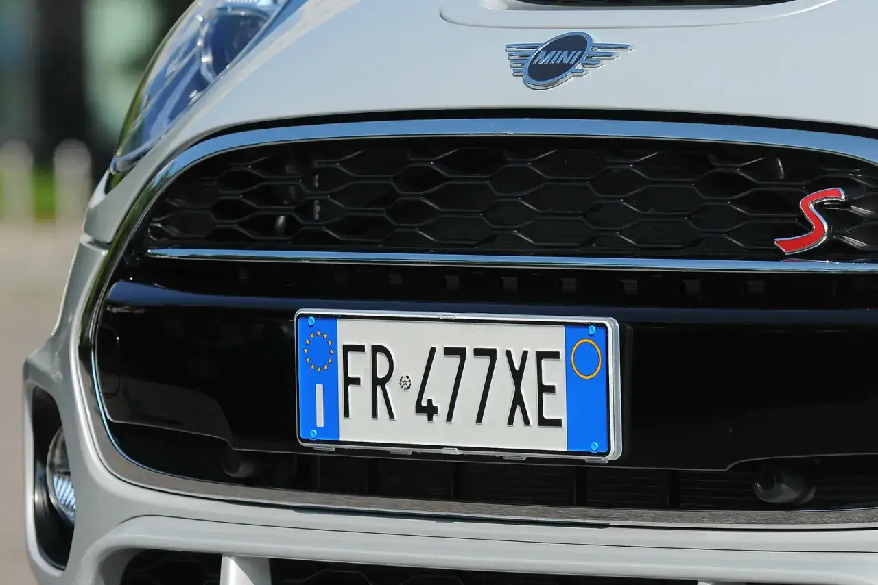 Targa di immatricolazione auto estera su una Mini Cooper S.