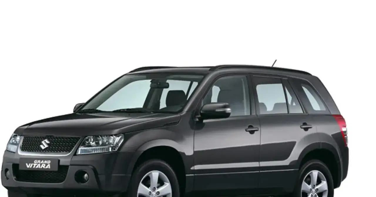 Ciemnoszary Suzuki Grand Vitara, gotowy na przygodę, niczym **ignis** rozpalający chęć podróży.
