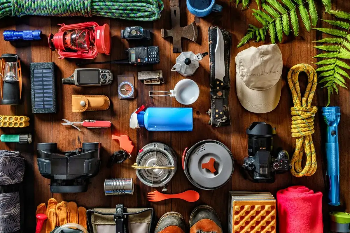Todo listo para un set camping: linternas, radio, br&uacute;jula, navaja, cantimplora, fogata, binoculares, guantes, c&aacute;mara, gorra y cuerdas.