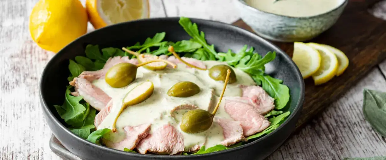 Original italienisches Vitello Tonnato Rezept: Zartes Kalbfleisch mit cremiger Thunfischsauce, Kapern und Rucola. Ein Klassiker der italienischen K&uuml;che.