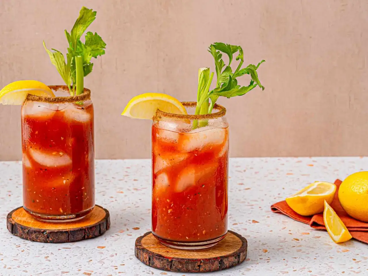 Två Bloody Mary med selleri och citron, is och kryddad kant. Perfekt för en brunch!