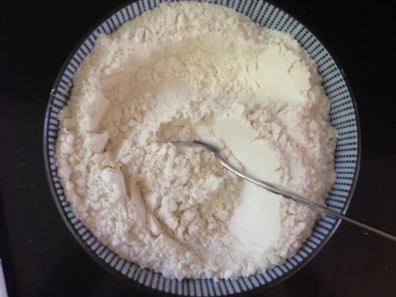 Eine Sch&uuml;ssel mit Mehl und Backpulver, bereit f&uuml;r den Kuchen.