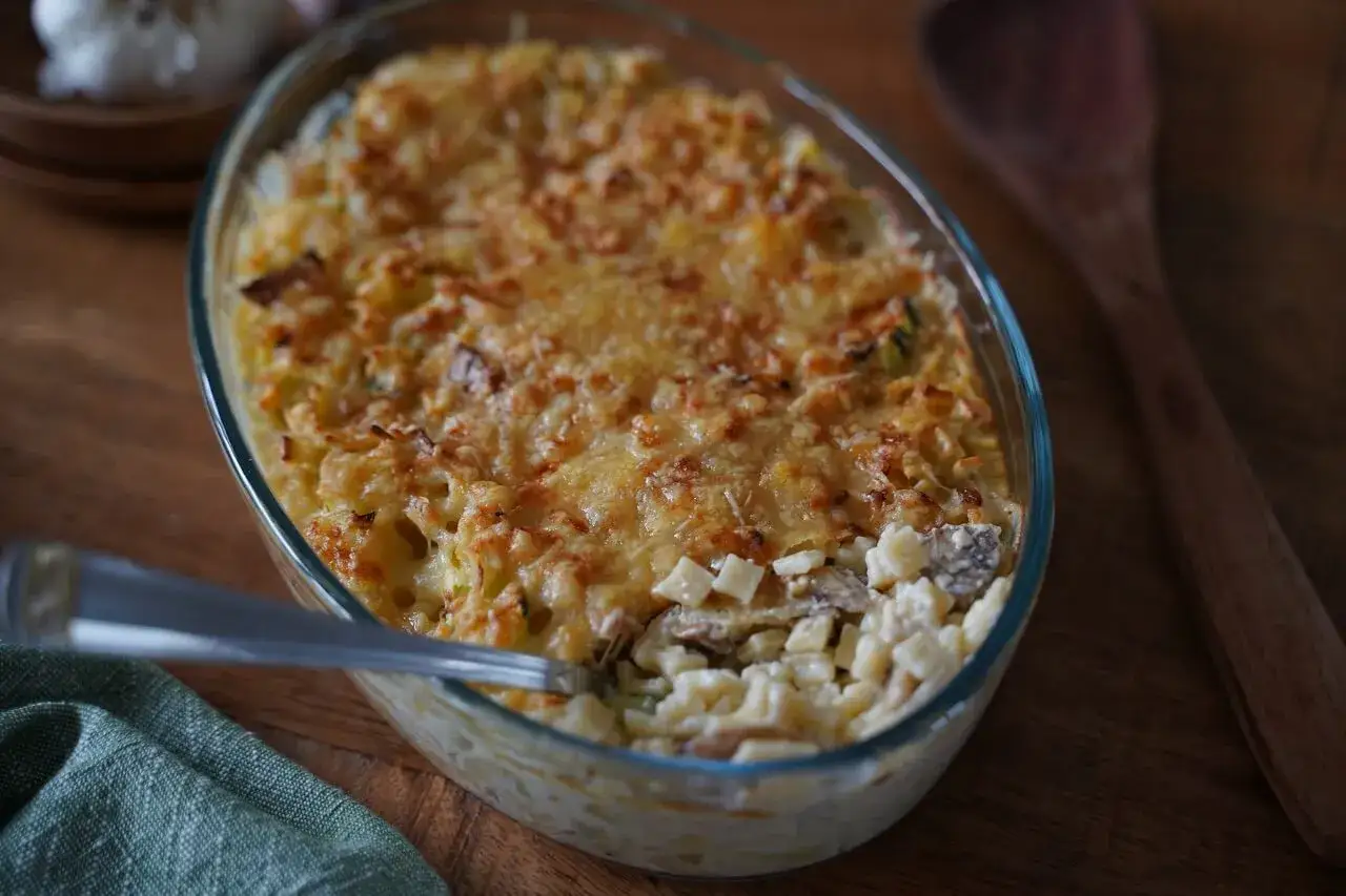Plat gratin&eacute; aux crozets, champignons et fromage. Une portion g&eacute;n&eacute;reuse pour 4 personnes, pr&ecirc;te &agrave; &ecirc;tre d&eacute;gust&eacute;e.