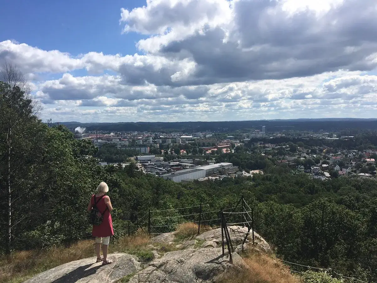 Vy &ouml;ver Bor&aring;s fr&aring;n Rya &aring;sar. En kvinna st&aring;r p&aring; en klippa och blickar ut &ouml;ver staden.