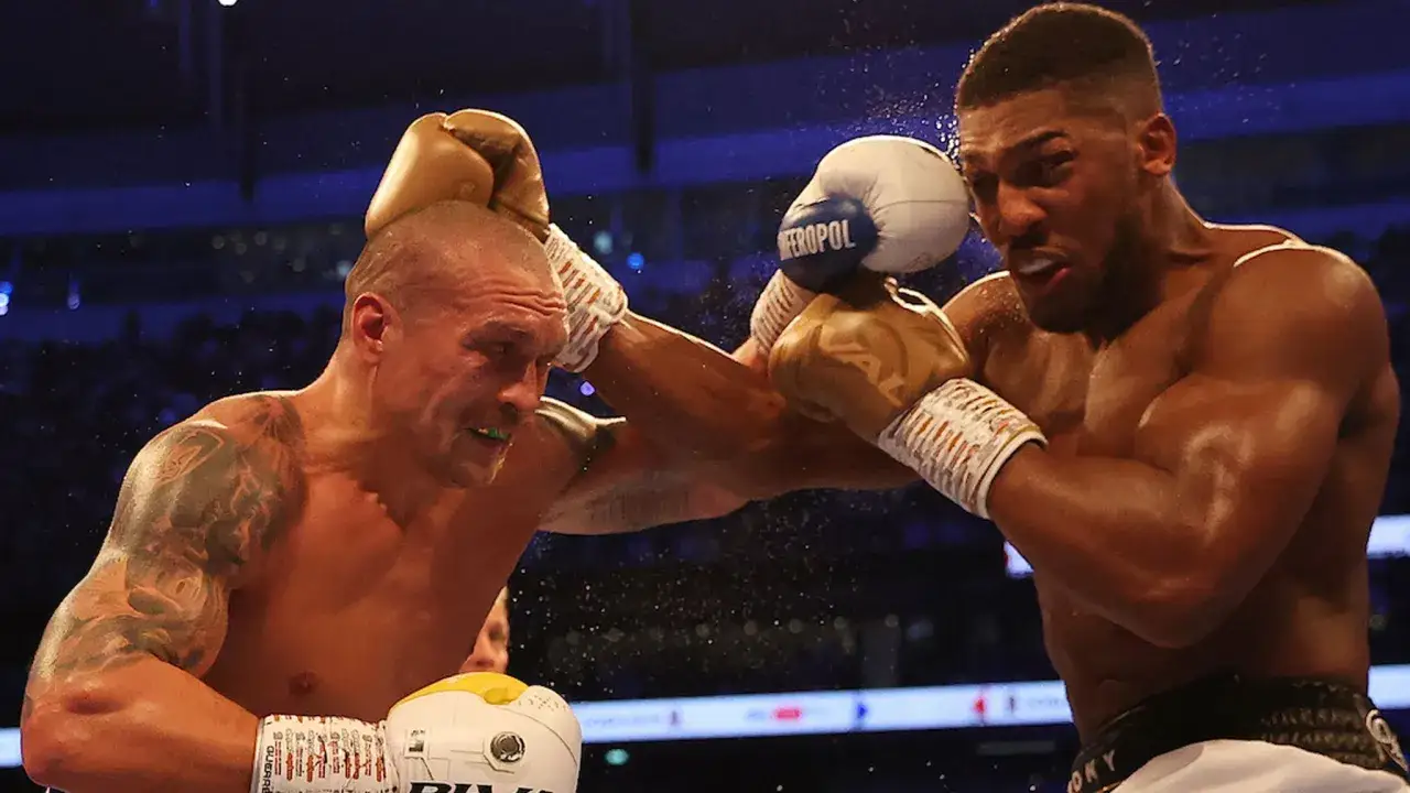 Usyk trafia Joshu w twarz podczas zaciętej walki bokserskiej.