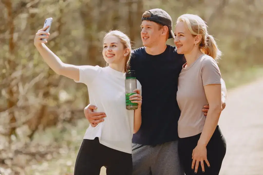 osoba wywołująca zdjęcia w fotokiosku