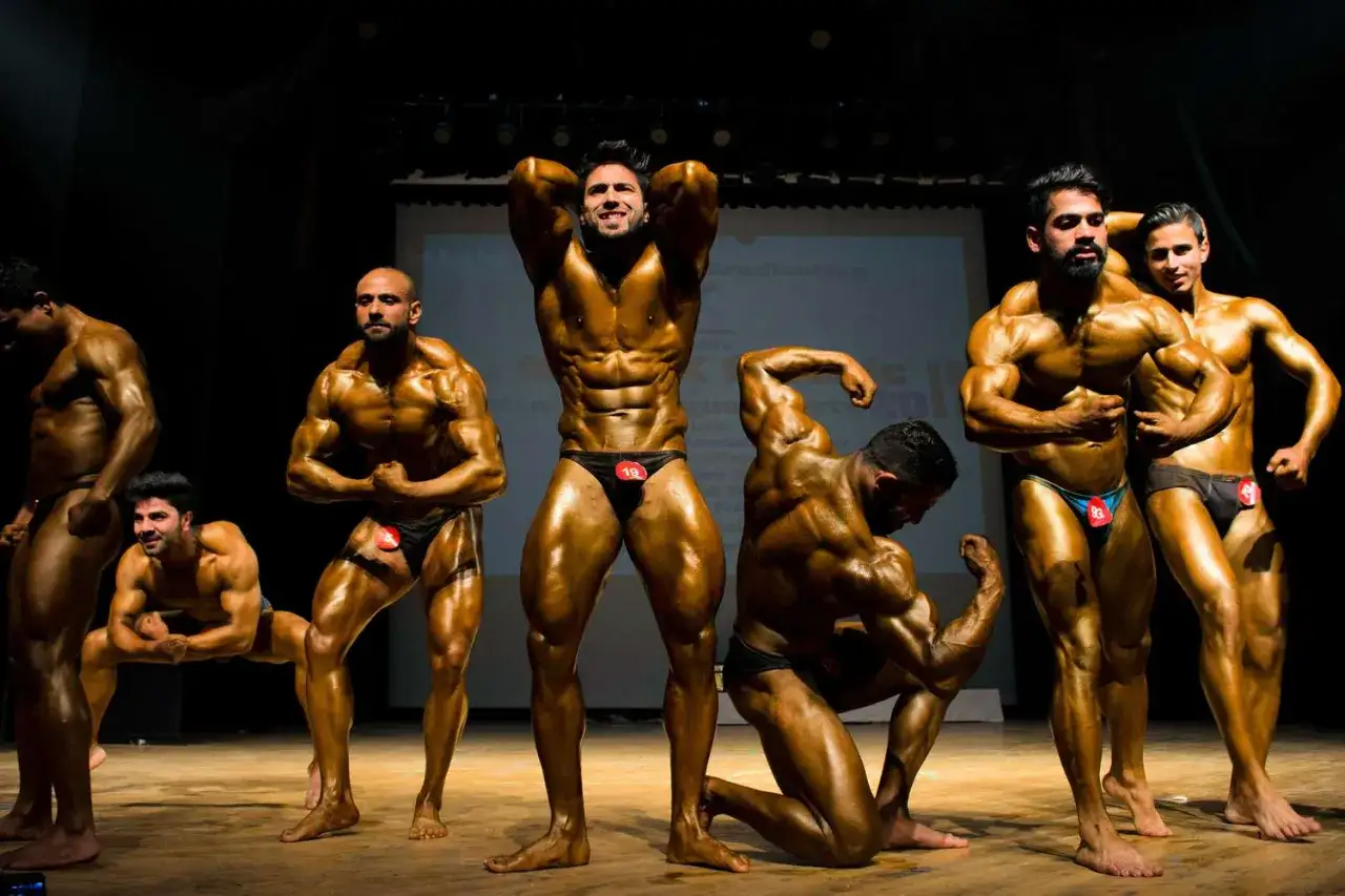 Muskelprotze präsentieren ihre Körper auf der Bühne, ein Moment wie bei der Classic Physique Olympia.