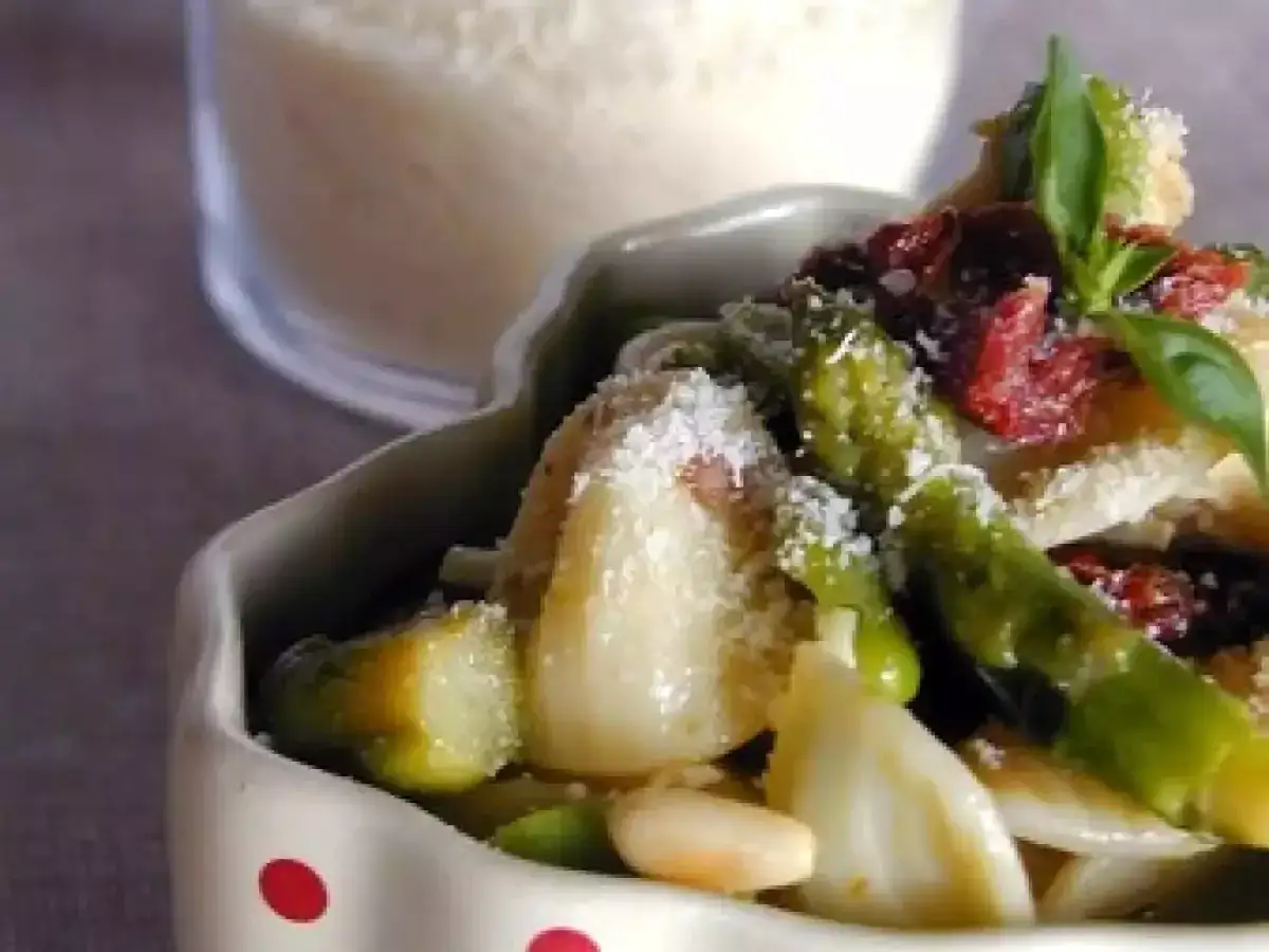 Une salade de p&acirc;tes originale avec des asperges, des tomates s&eacute;ch&eacute;es et du basilic, saupoudr&eacute;e de parmesan.