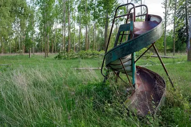 niebezpieczny plac zabaw przykłady zagrożeń