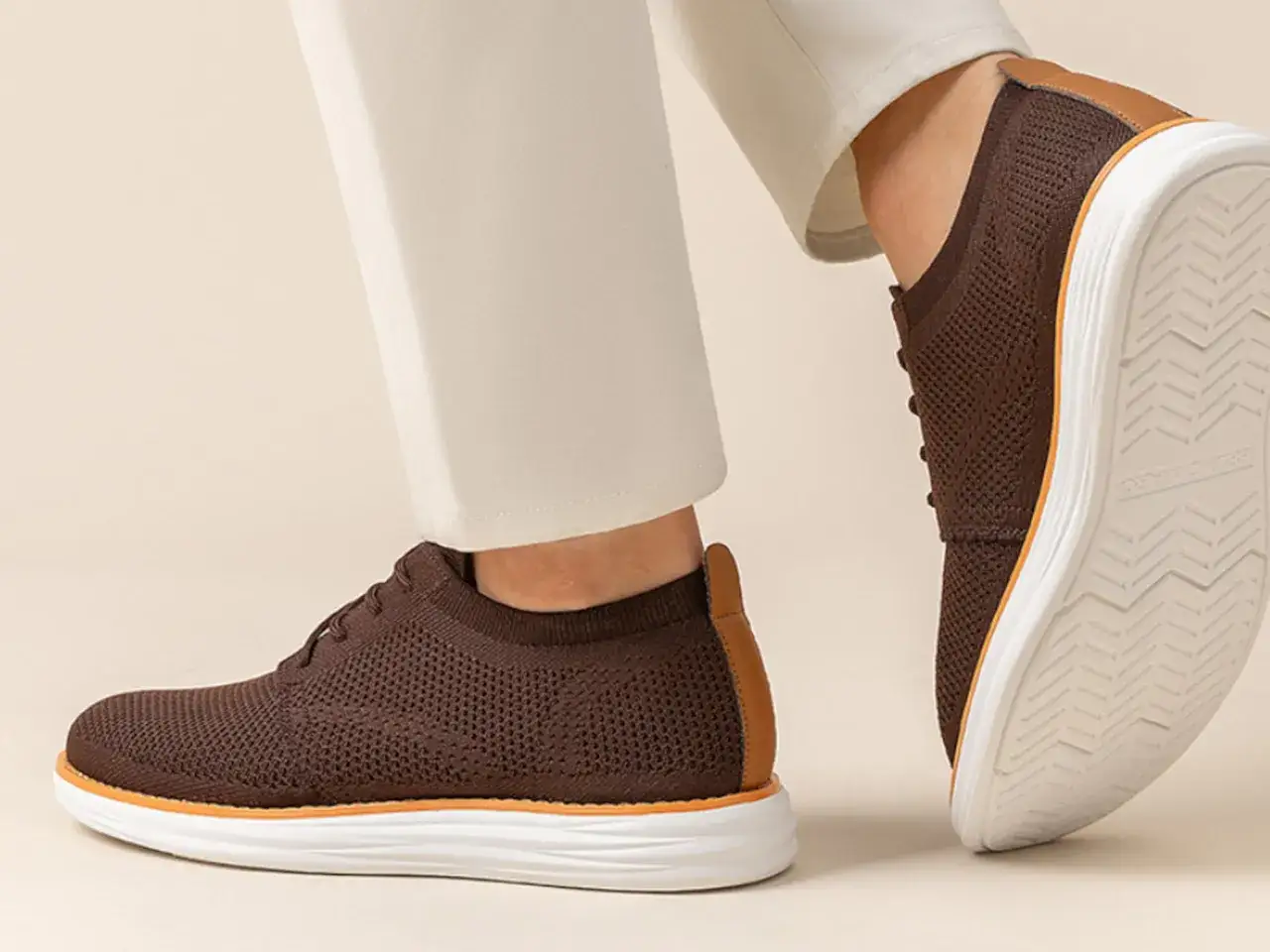 Zapatos marrones de tejido, perfectos para un look smart casual.