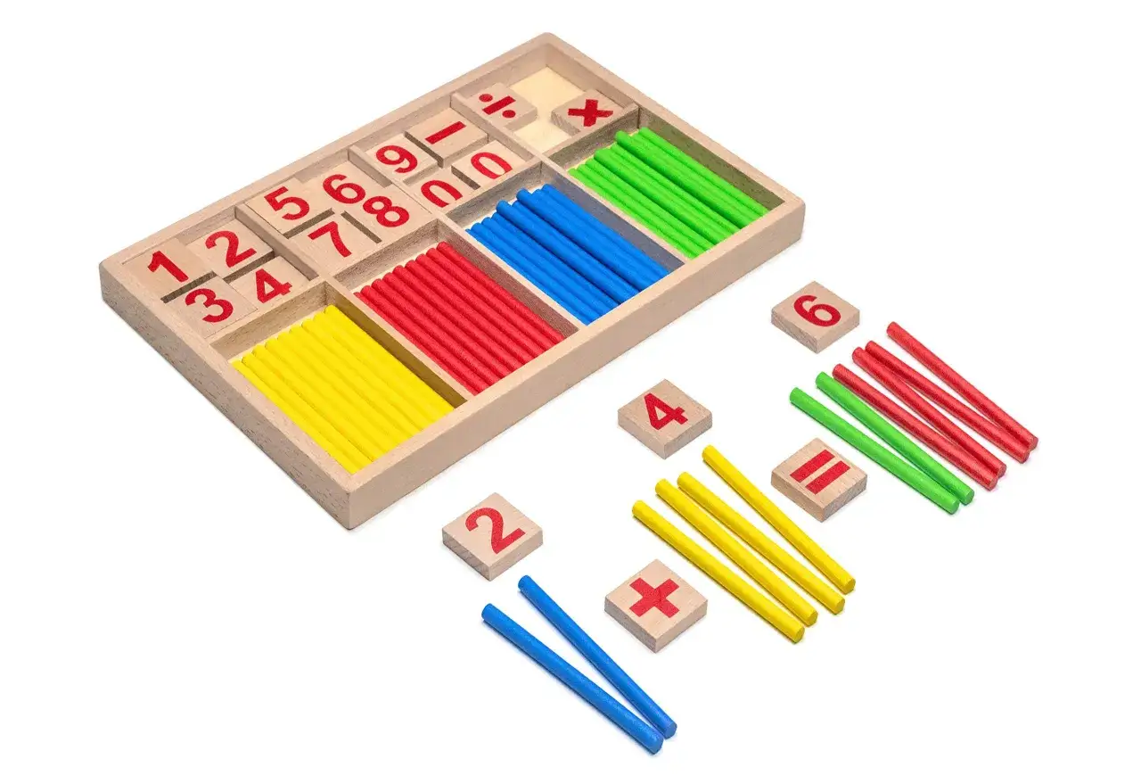Ein Montessori-Schulmaterial: Holzbox mit Zahlen, Rechenst&auml;bchen in Rot, Gelb, Blau, Gr&uuml;n und Rechenzeichen.