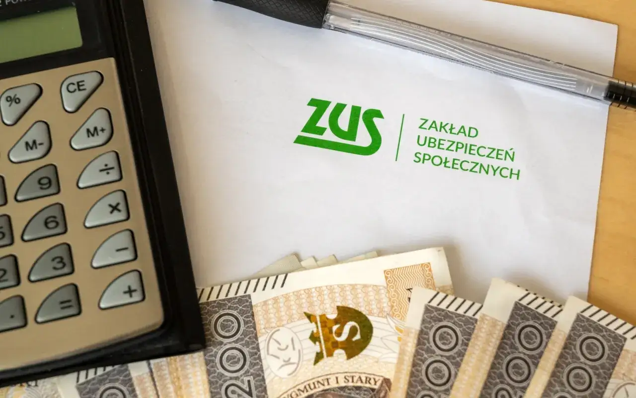 Kalkulator, pieniądze i dokument ZUS. Chcesz wiedzieć, gdzie sprawdzić przepracowane lata pracy? ZUS pomoże Ci to ustalić.