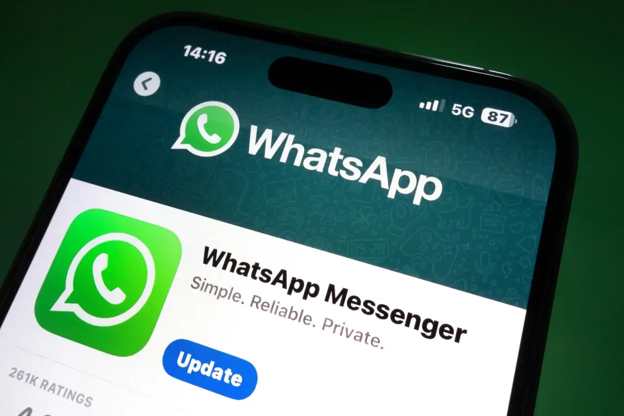 Ekran telefonu z aplikacją WhatsApp. Widoczna ikona, nazwa