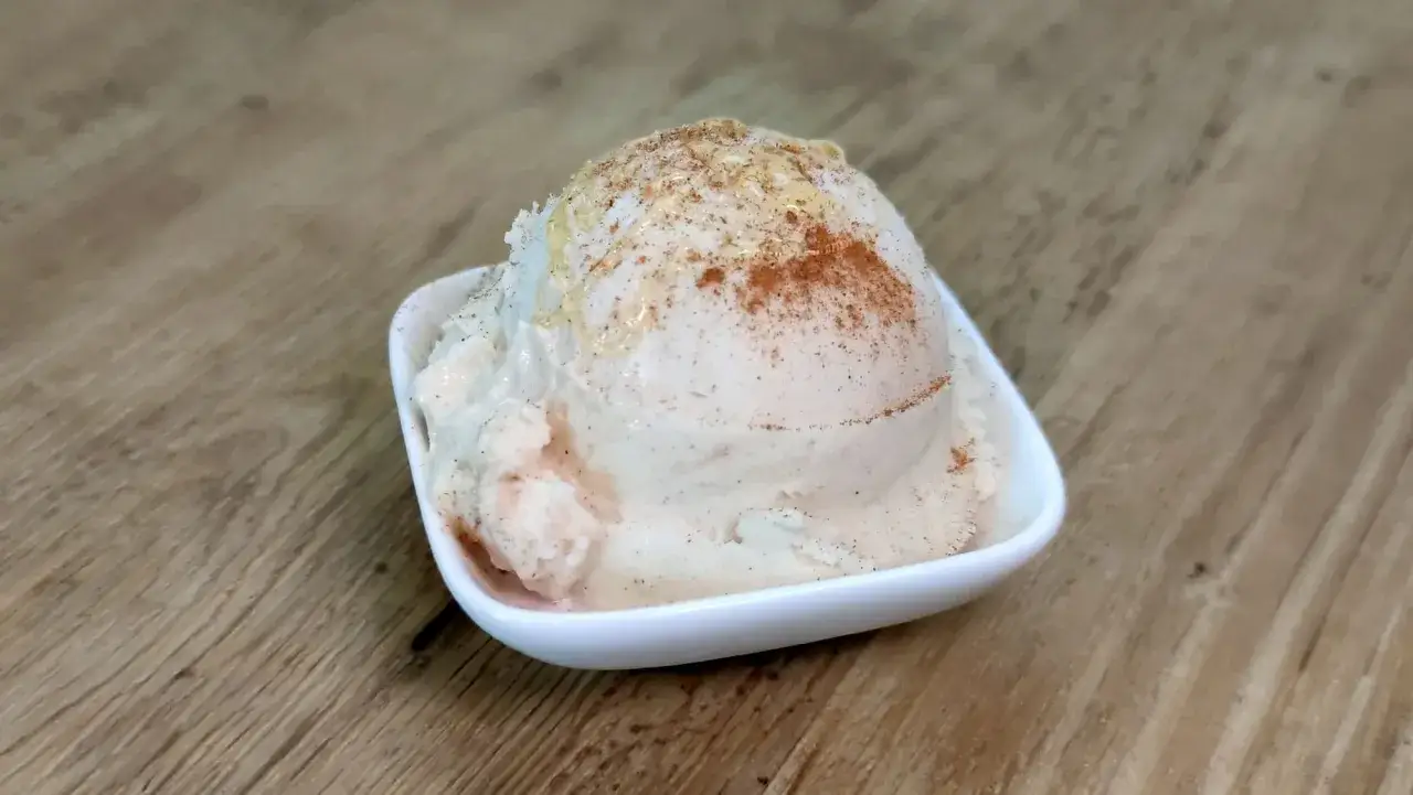 Cremiges Eis mit Honig statt Zucker, bestreut mit Zimt und Honig. Ein süßer Genuss!