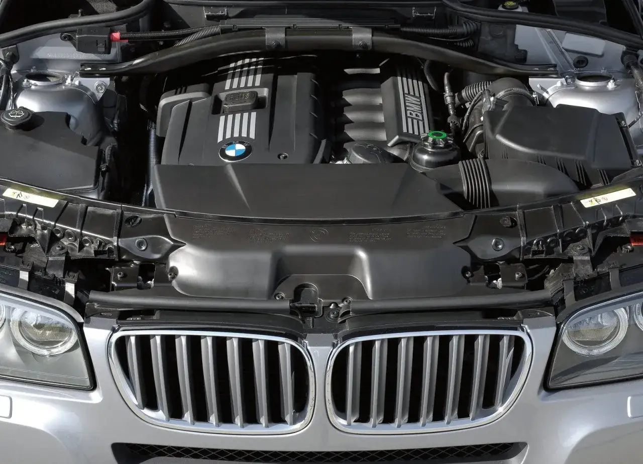 Silnik BMW X3 E83, czysty i zadbany, gotowy do jazdy.