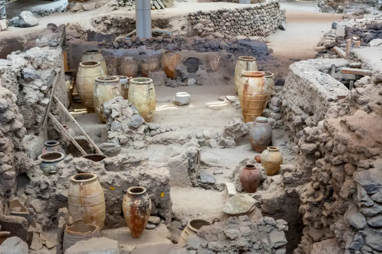 Wykopaliska w Akrotiri ukazują starożytne amfory i ceramikę, świadectwo bogatej historii.