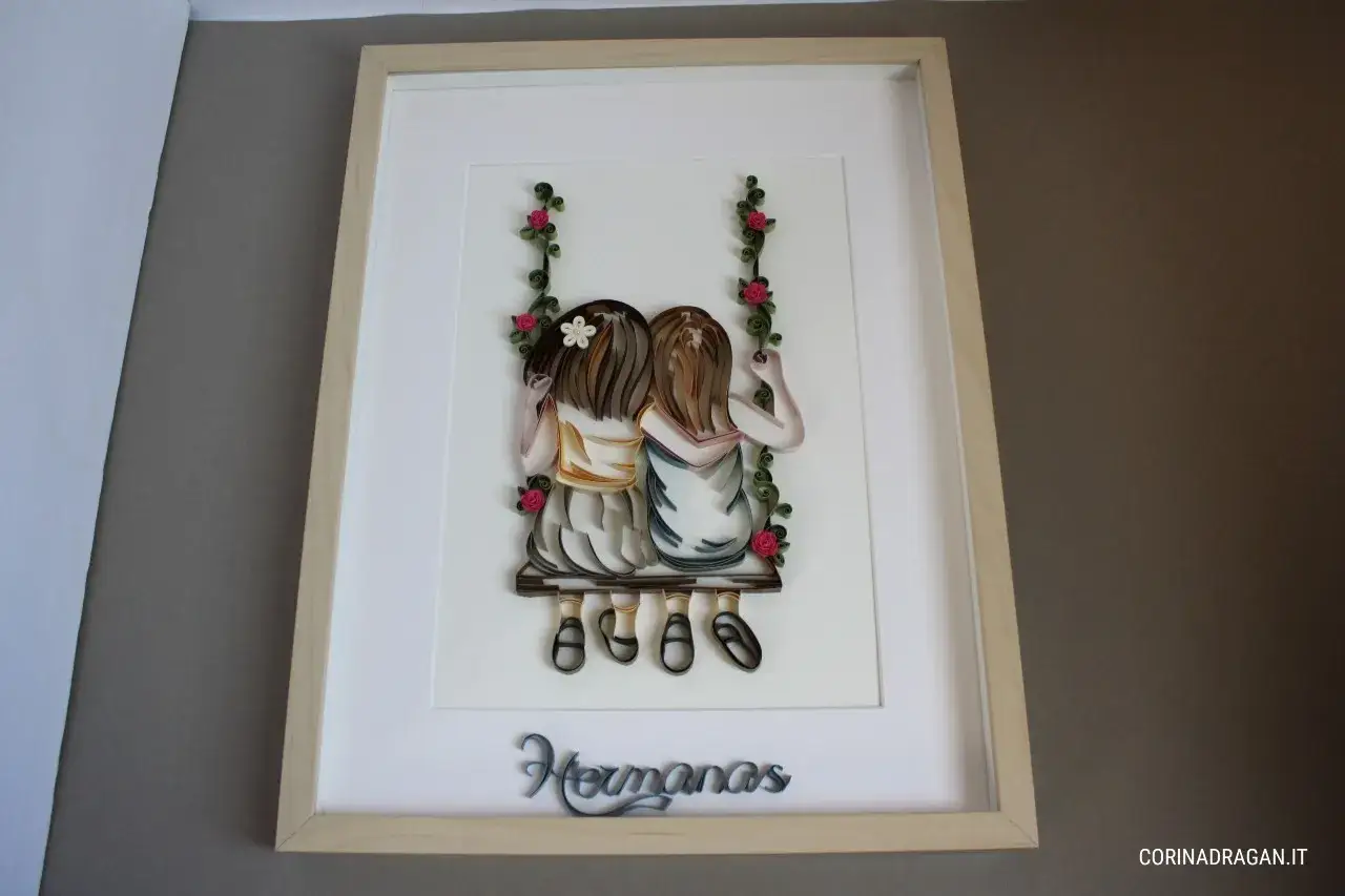 Cornice con due bambine su un'altalena, un'idea per lavoretti per migliori amiche facili.