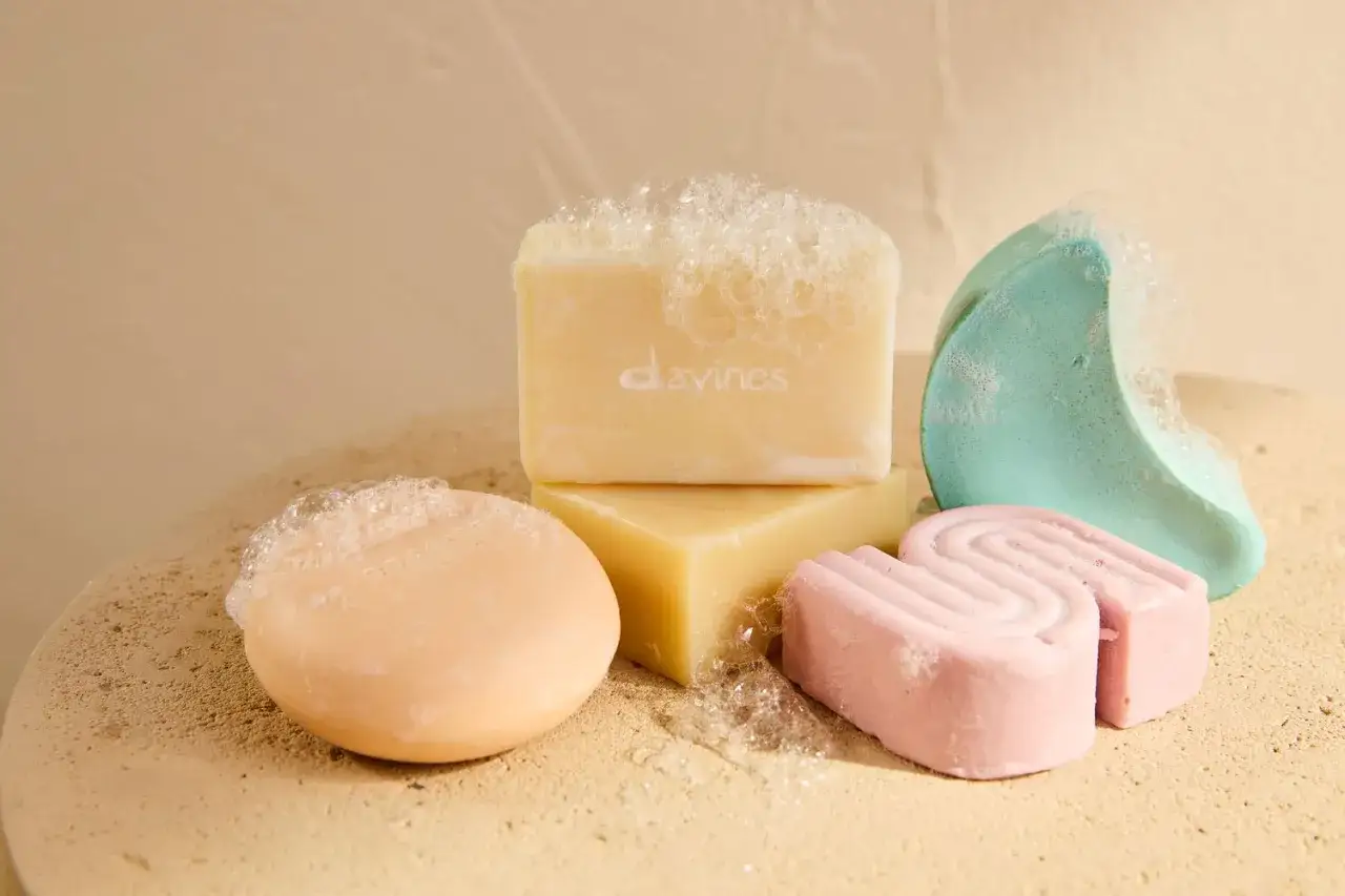 Shampoo solido Davines con schiuma. Scopri come si usa lo shampoo solido per una detersione efficace e sostenibile.