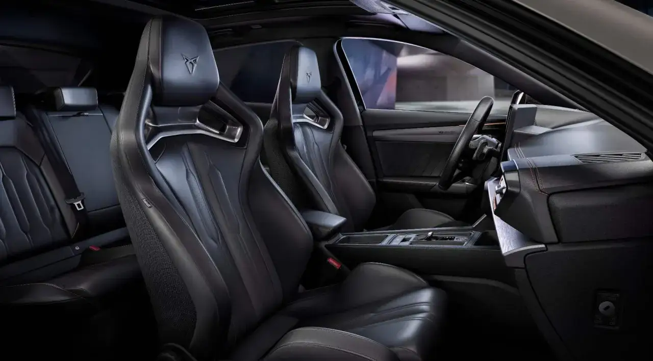 Interni sportivi della Cupra Formentor VZ5 con sedili avvolgenti in pelle nera e logo Cupra.