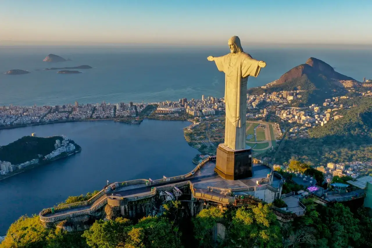 Majestatyczny pomnik **Rio de Janeiro Jezus** góruje nad miastem i zatoką. Rozpościera ramiona, witając słońce nad wzgórzami i oceanem.