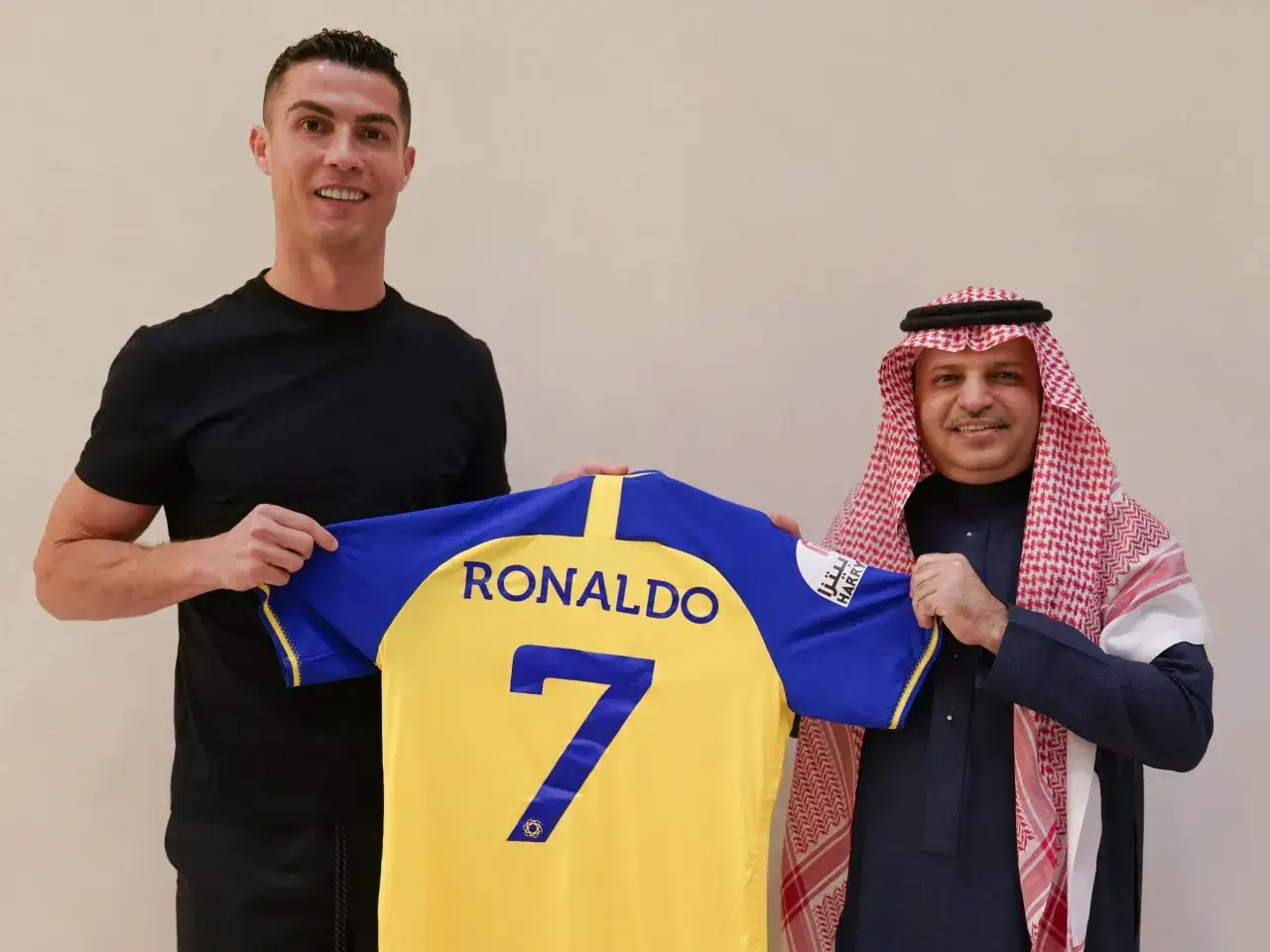 Cristiano Ronaldo prezentuje koszulkę z numerem 7. Ile zarabia Ronaldo? To pytanie nurtuje fan&oacute;w na całym świecie.