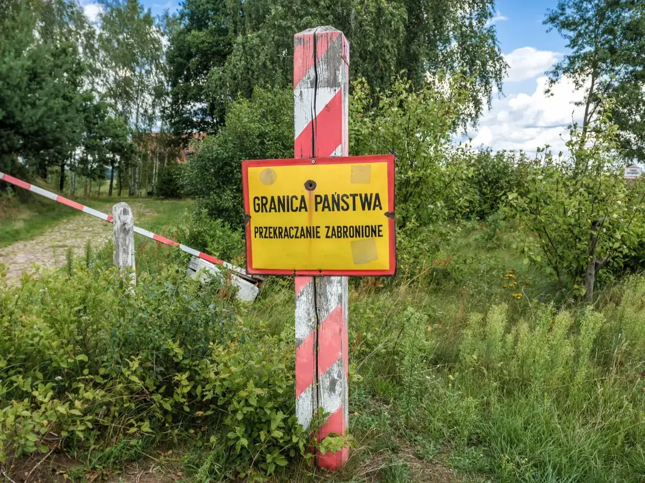 Słup graniczny z tabliczką 
