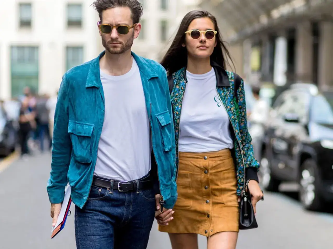 Ein Paar mit stylischem Outfit f&uuml;r ein erstes Date: Er tr&auml;gt eine blaue Wildlederjacke, sie einen braunen Wildlederrock.
