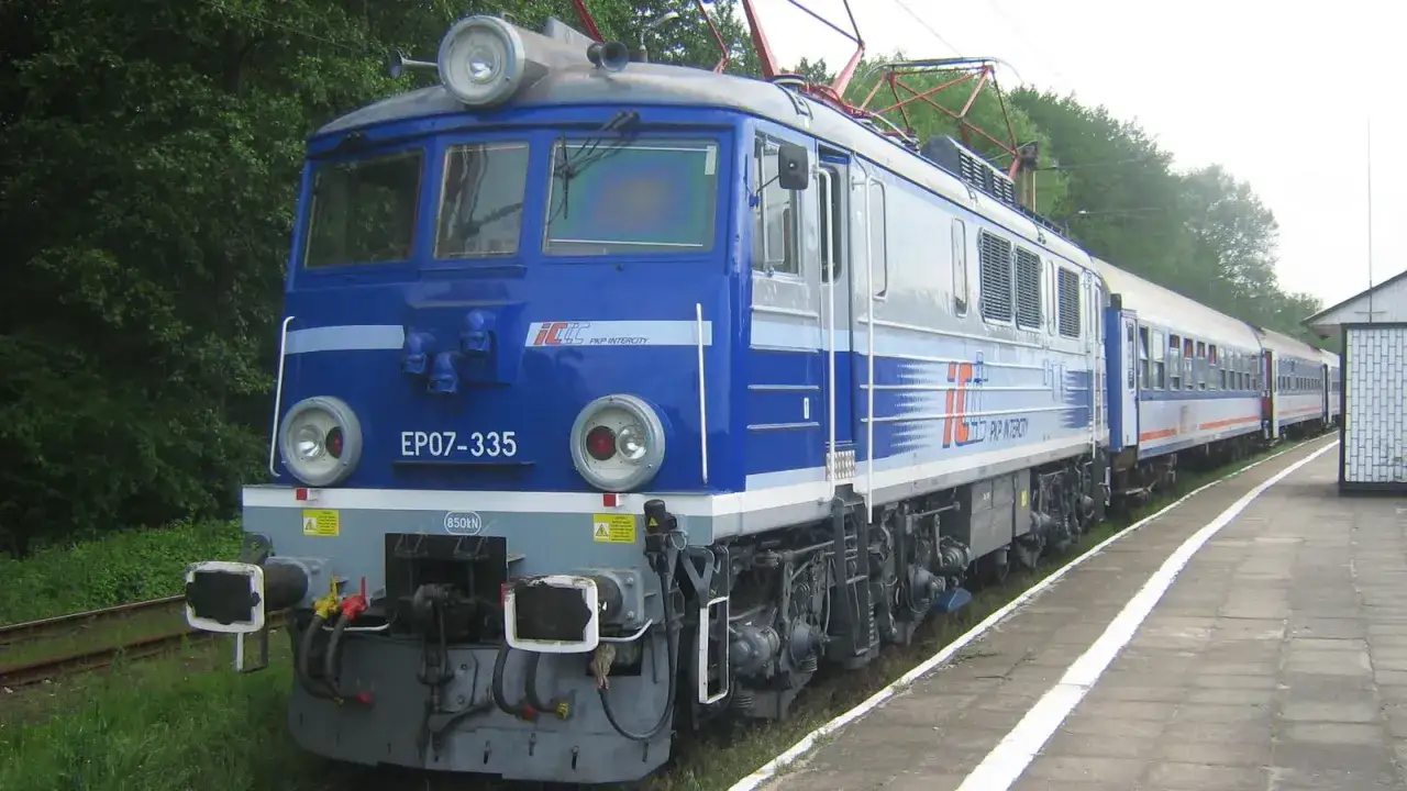 Lokomotywa EP07-335 PKP Intercity na stacji. Czy TLK czy IC? Ta lokomotywa obsługuje pociągi Intercity.