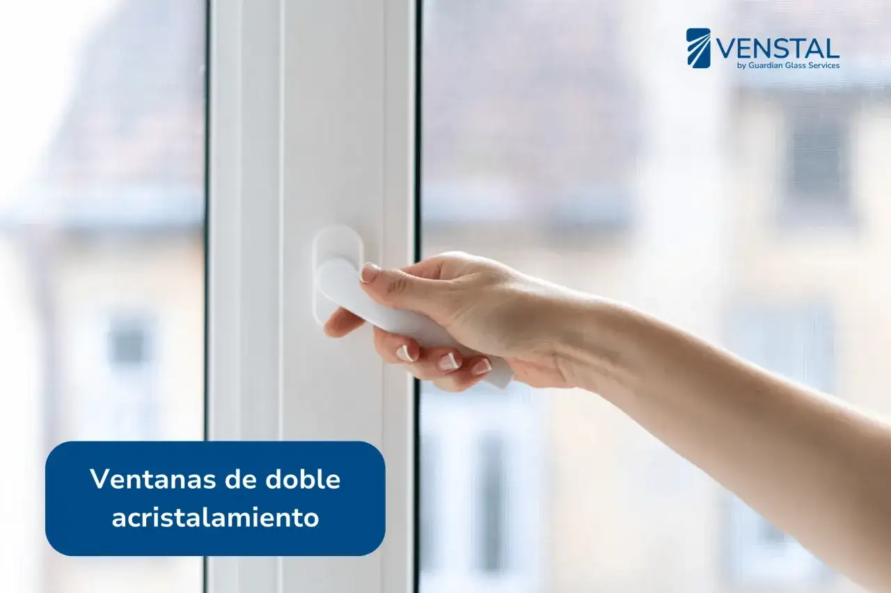 Mano abriendo una ventana con doble acristalamiento, que ofrece un excelente aislamiento t&eacute;rmico.