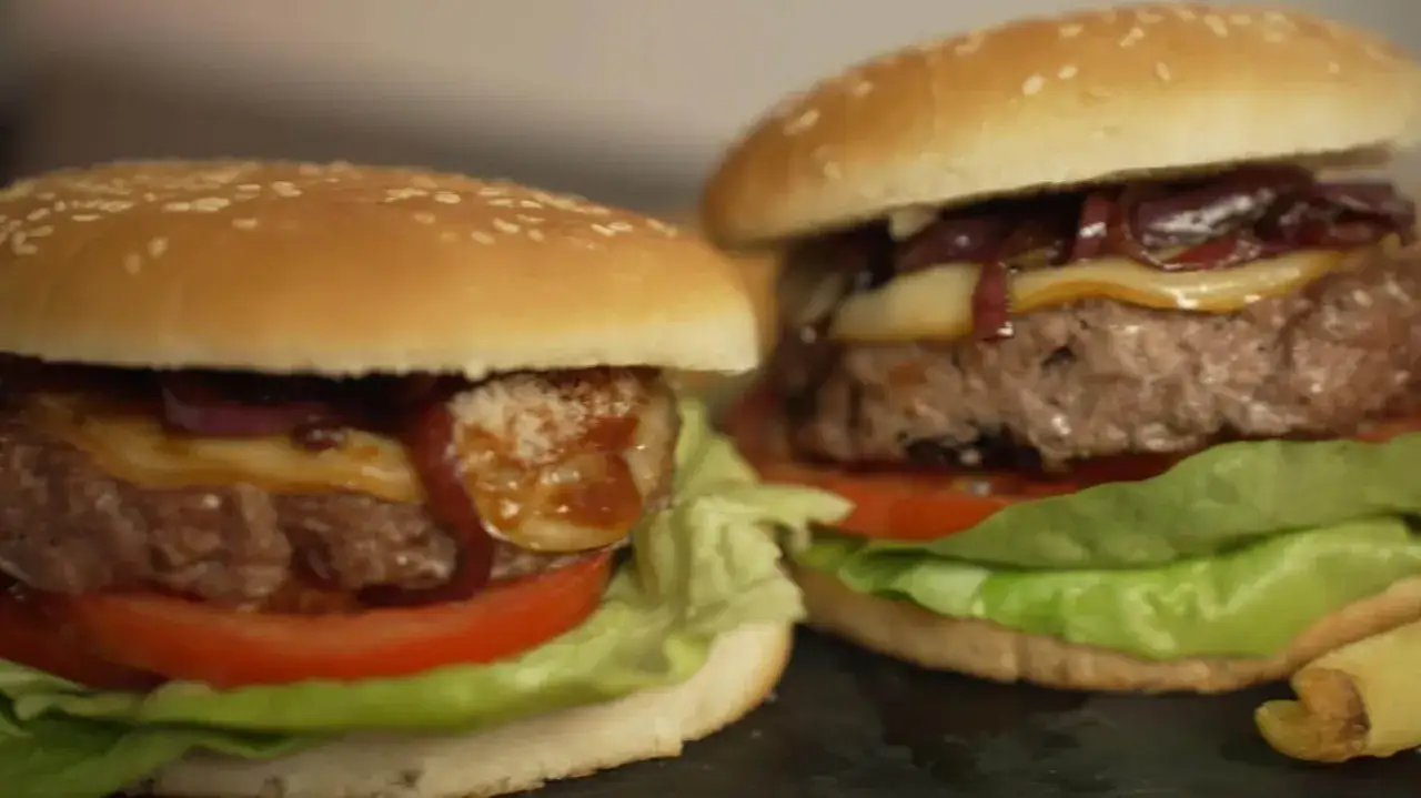 hamburger perfettamente cotto friggitrice ad aria
