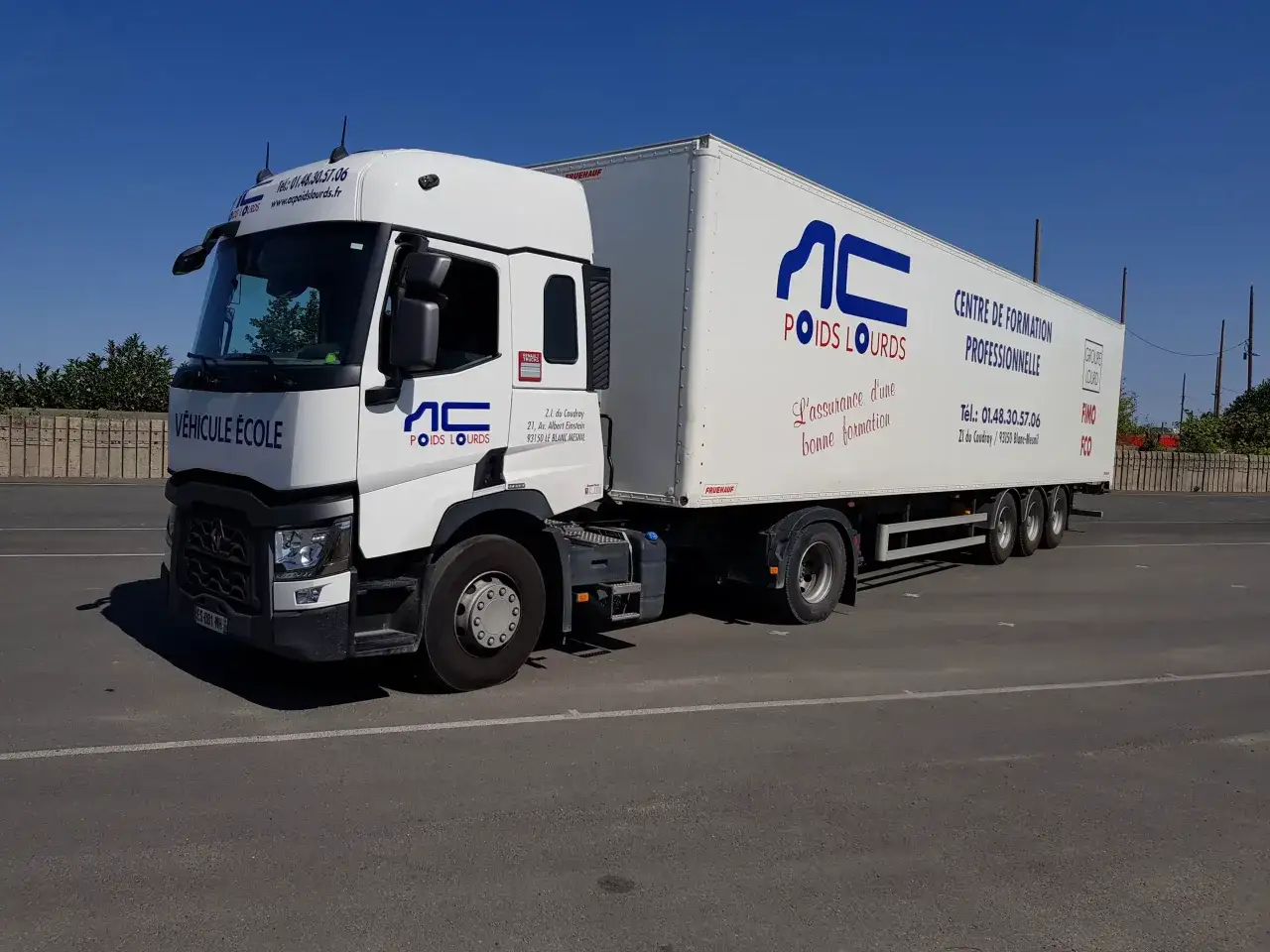 Camion &eacute;cole pour le permis poids lourds. Ce centre de formation assure une bonne formation professionnelle.
