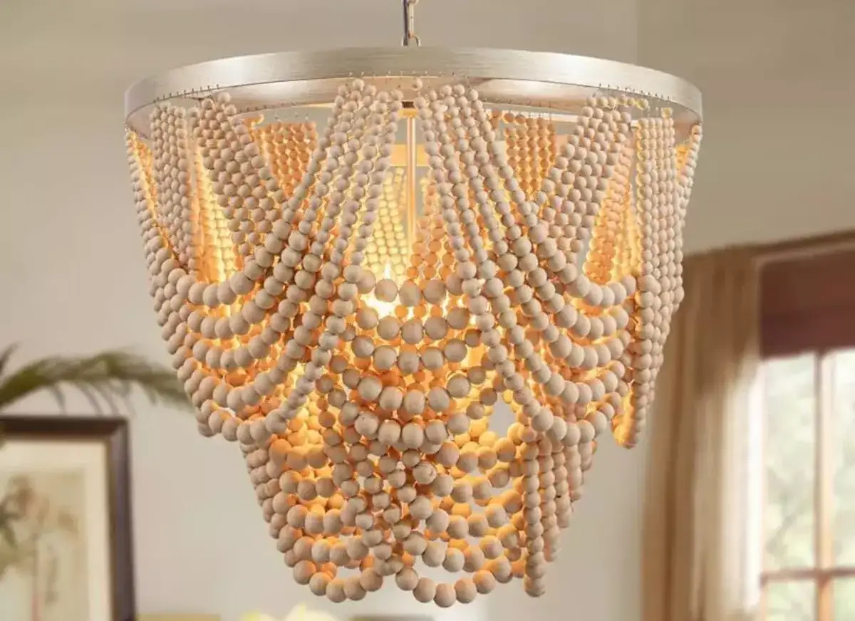 Lampa wisząca z naturalnymi koralikami, tworząca ciepły, przytulny blask.