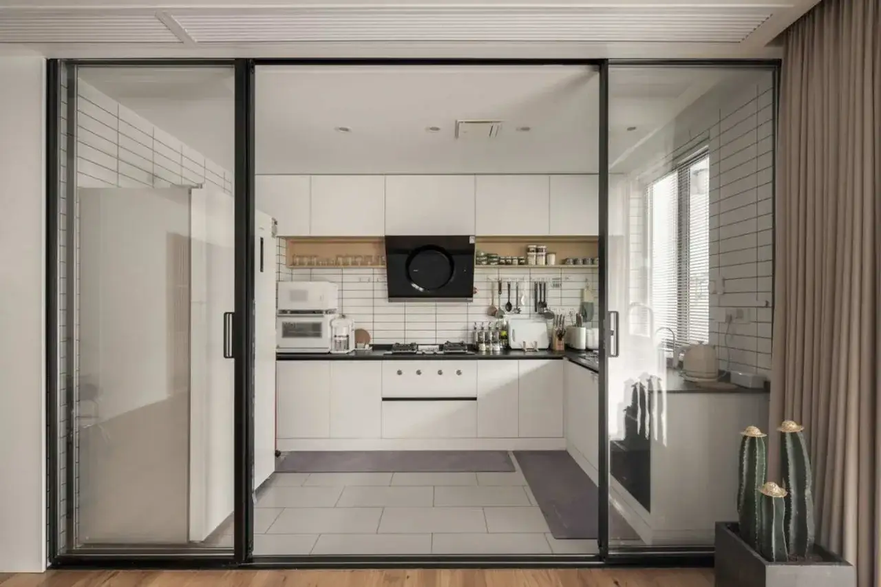 Cuisine moderne et lumineuse avec une verrière, offrant une belle idée pour séparer les espaces tout en gardant la clarté.